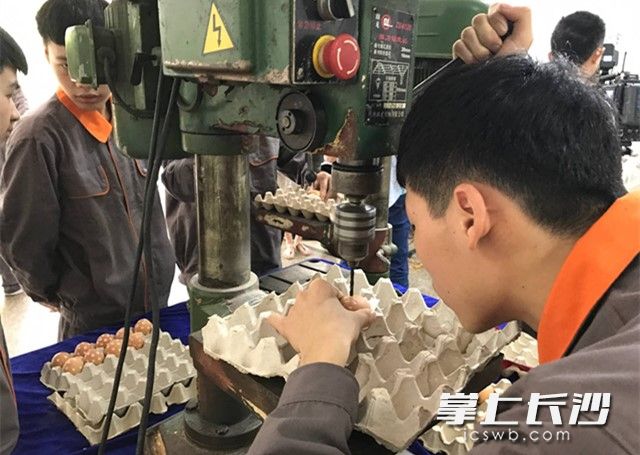 雞蛋上打孔、燈泡上切鋼絲，航校學(xué)子展示獨門絕技