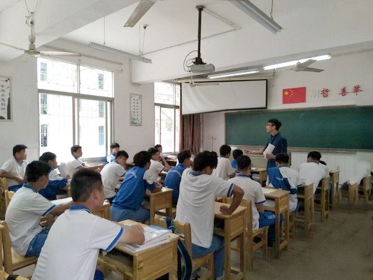 航天學(xué)校：開(kāi)學(xué)第一課，領(lǐng)導(dǎo)推門(mén)聽(tīng)課忙——我校新學(xué)期“推門(mén)聽(tīng)課”教學(xué)活動(dòng)