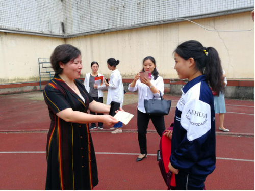 “謝謝市長阿姨”（轉自：湖南中華職教社）